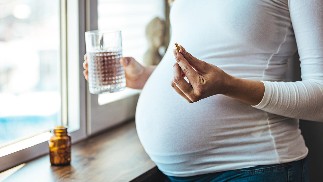 Für Schwangere gibt es eine große Auswahl an Folsäure-Tabletten und -Kapseln. Aber welche Produkte sind empfehlenswert? Wir haben 22 Folsäure-Präparate getestet.