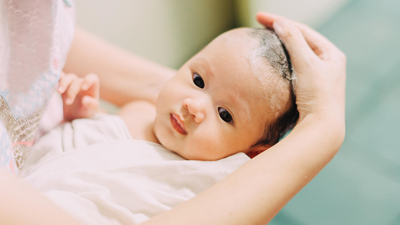 Weniger ist mehr: Babywaschlotionen und - gele können zum Beispiel als Spritzer ins Badewasser gegeben werden.
