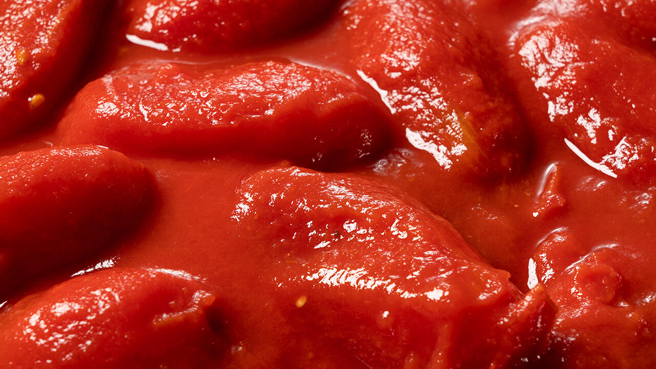 Wer beim Kochen gerne geschälte Tomaten einsetzt, sollte besser auf Produkte in Gläsern zurückgreifen.