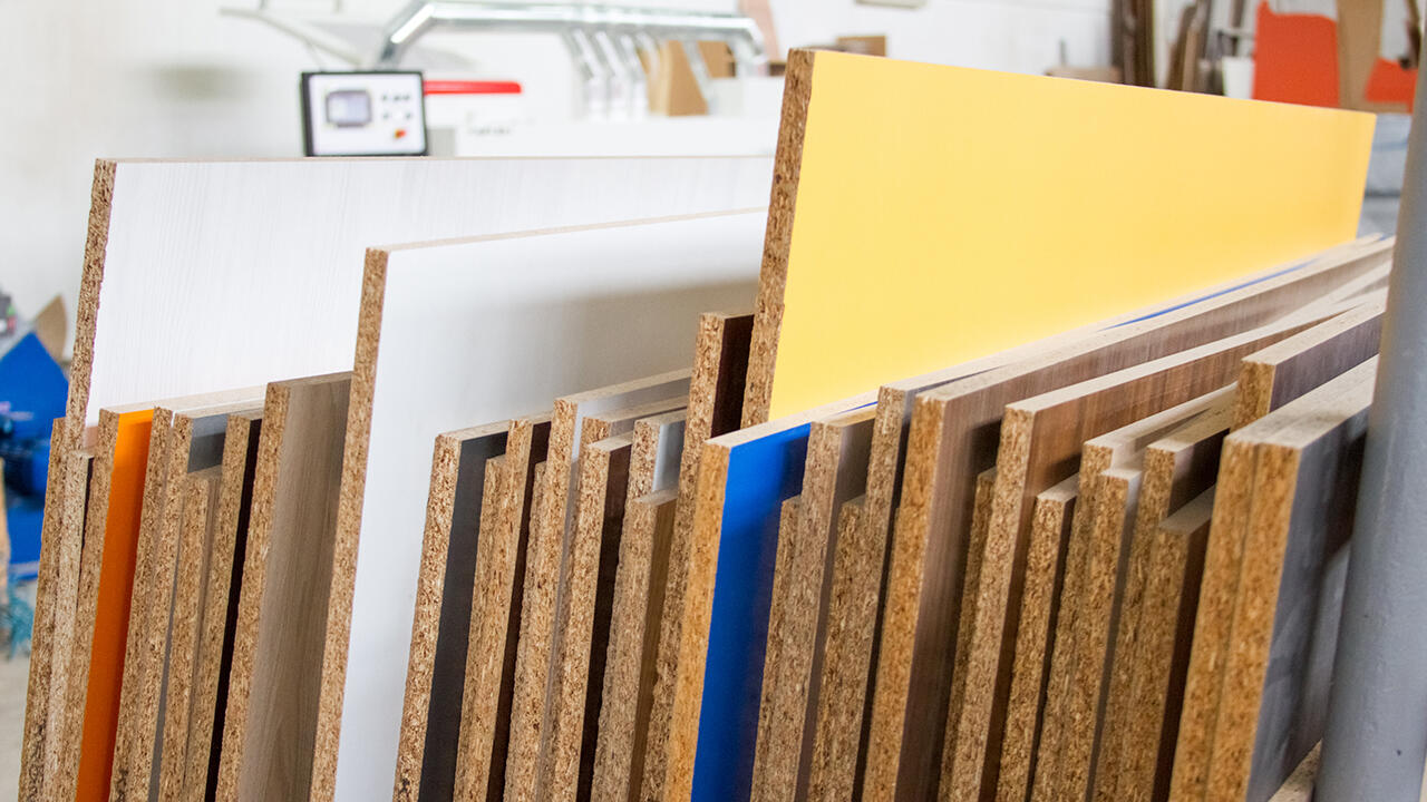 Im Baumarkt gibt es eine große Auswahl an Holzwerkstoffplatten.